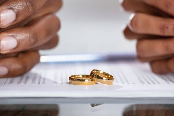 How much does a divorce cost, and who pays?